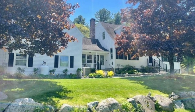 2 bedrooms sharing a private bathroom in Charming farmhouse!