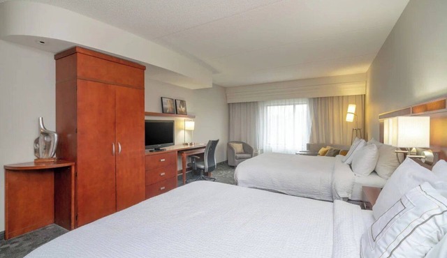 2 Queens | Courtyard Salisbury | Ocean City Day Trip, Stadium, Pool | 2 Units in Salisbury