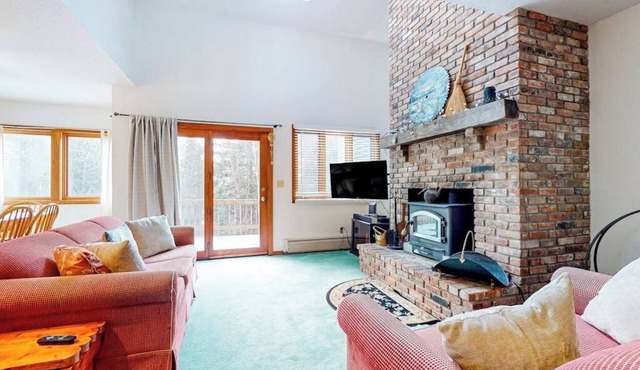 2-story mountain condo w/private deck, close to resort, jetted tub, w/d, wifi