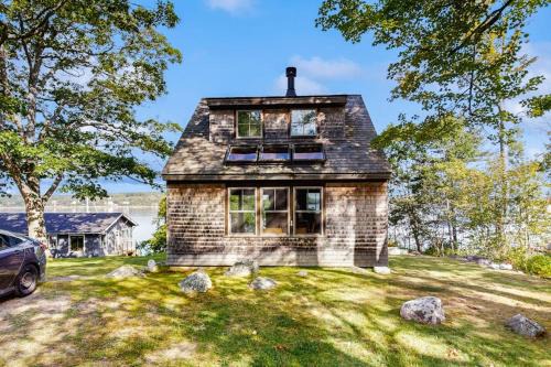 2 Waterfront Cottages in Ocean Point with Dock & Large Yard, Dog friendly