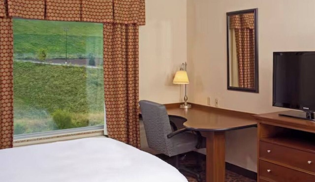 2 Welcoming Rooms with Breakfast Near Duncan Miller Glass Musuem - 4.6 miles