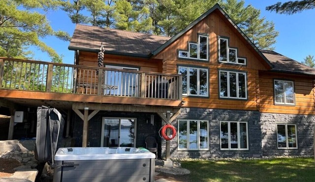 200 ft Private Muskoka waterfront custom log home with Hot Tub! in Utterson
