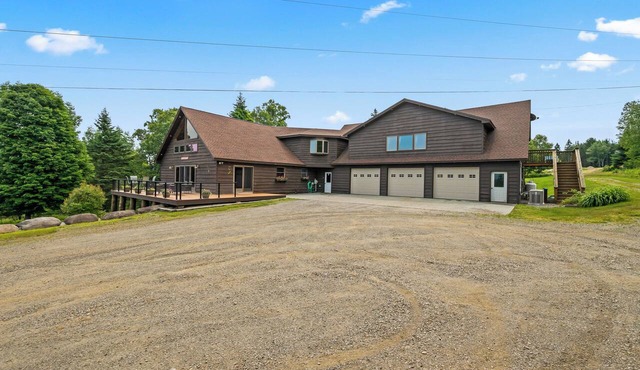 2916 Main Street | 6BR home close to Saddleback | Woodstove & big living space!