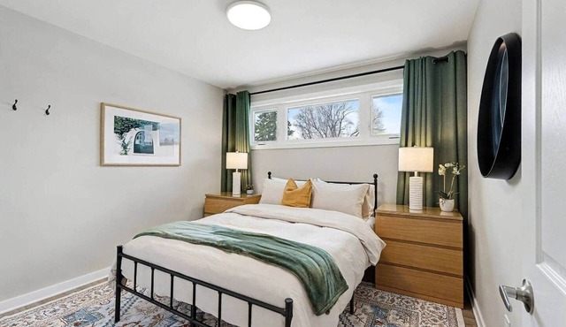 2BR/1.5BA Home For Monthly Stays With Fenced Yard