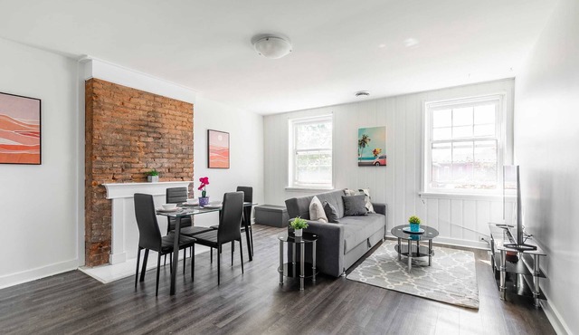 2BR Apartment - Near Parks, Harbour, Shops!