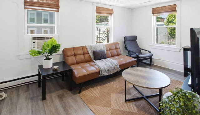 2BR Near Airport, public transit to downtown!