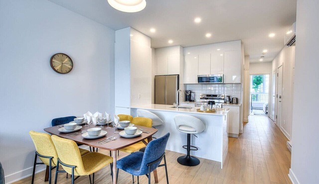 2br Top Montreal Apt for Chic and Cozy Traveler