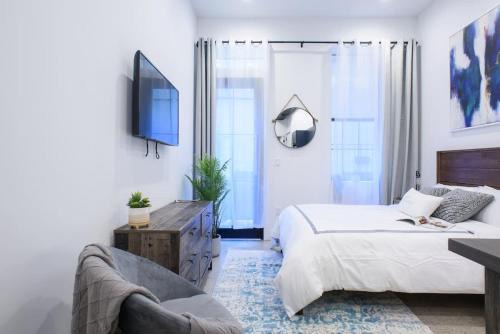 3-2 NEW Prime E Village Private outdoor!