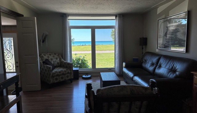 3 Bed 2 bath ~ Bluepoint Home on Lake Huron. 20 mins to Sarnia & Bridge to USA in Plympton-Wyoming
