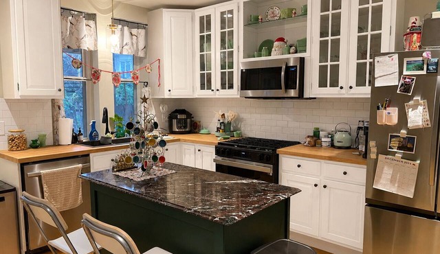 3-bed/3-bath townhome in charming Remington walk to JHU and Free Circulator Bus in Baltimore