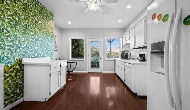 3 Bed - Million Dollar View -Off Street Parking! in Pittsburgh