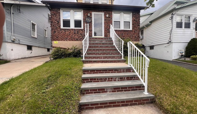 3-bedroom 2-bath house in quiet North Arlington close to MetLife & airports