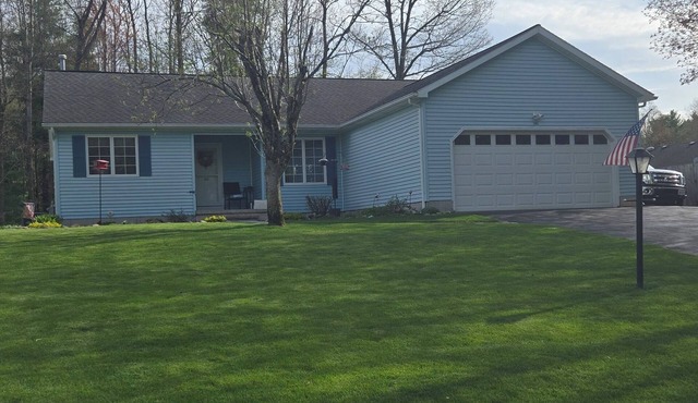 3-bedroom 2 bath House in Quiet Neighborhood, WiFi, Off Street Parking,Game Room