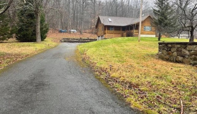 3-bedroom cabin in peaceful Bloomingburg with WiFi, AC