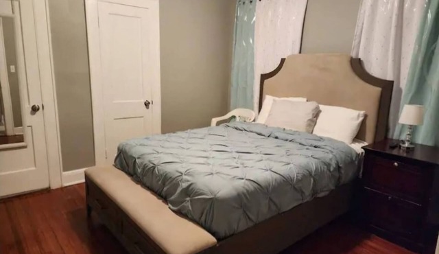 3-bedroom house in excellent Bridgeport with cool AC breeze