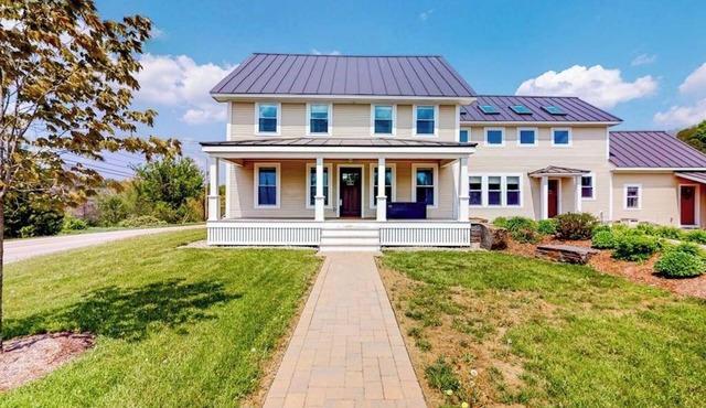 3-bedroom suite in a vintage farmhouse with on-site hot tub - near ski/hike/bike