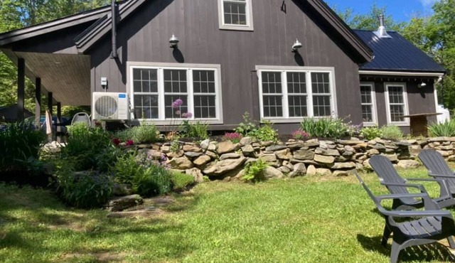 3-bedroom Waterfront Cottage 20 minutes to Moosehead Lake