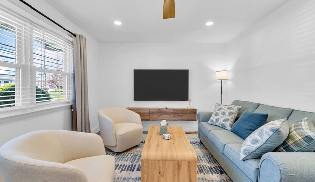 3 Blocks to Beach with Linens & Towels and Free Parking