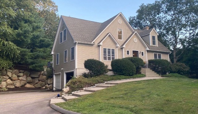 3 BR Retreat 1 Mile to Westerly Beaches! 1 Bed King, 3 Queen Beds& Pull Out Sofa