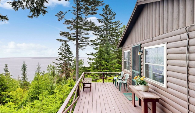 3 Mi to Beach! Bay-View Northport Log Retreat