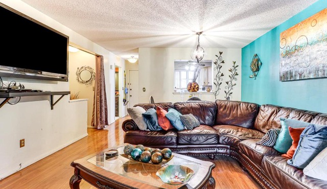 3 Mi to Dtwn New Haven: Colorful Condo w/Yard!
