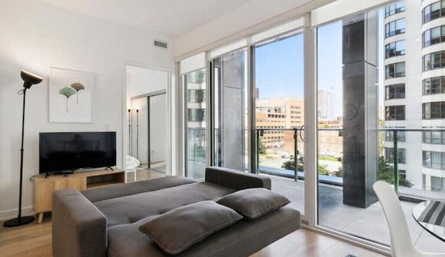 3 Min To Subway New Condo Heart Of Downtownn in Toronto
