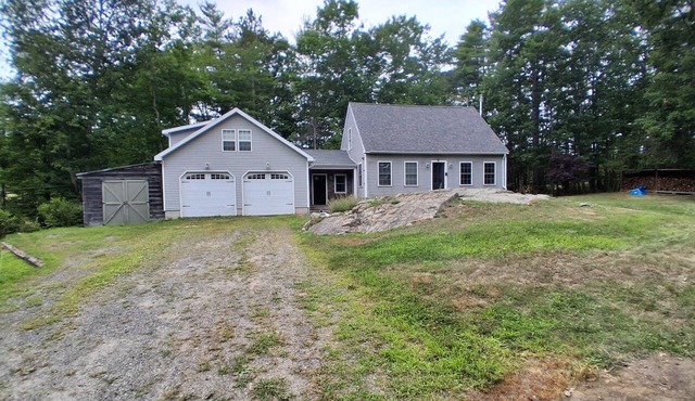 3BR/2BA Pet-Friendly Minimalist Cottage in Wooded Area of Cape Neddick