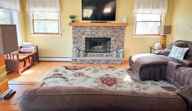 3BR Lakefront Getaway near Lake George , Sleeps 8