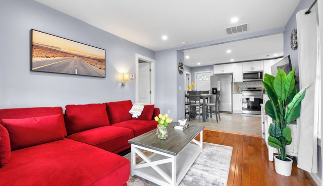 3BR- Sleeps 6- Forestville Bristol- Parking