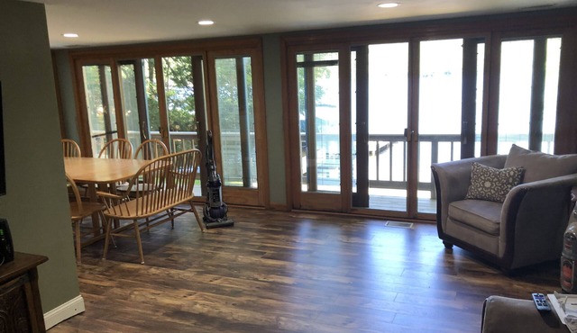 4 bedroom 2 bath waterfront lakehouse -Now booking FALL 2022