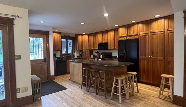 4 BR/3 Full Bath, 10 Beds and 10 min. to Beaches