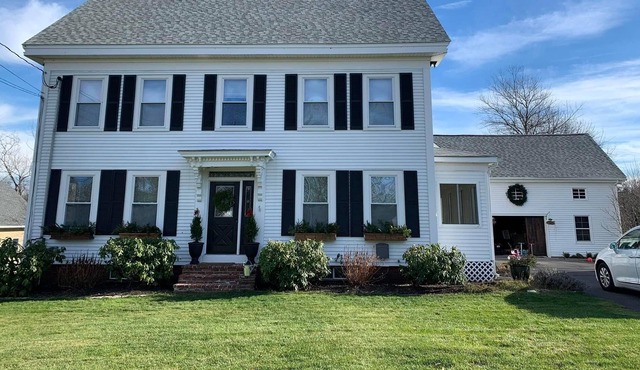 4 BR Modern Farmhouse with hot tub + indoor fireplace near beaches + skiing