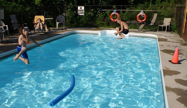4 METERS from the lake! Luxury Cottage, Sauna, Heated pool