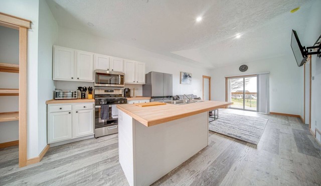 4 Mi to Lake Erie Access: Condo on the Greens