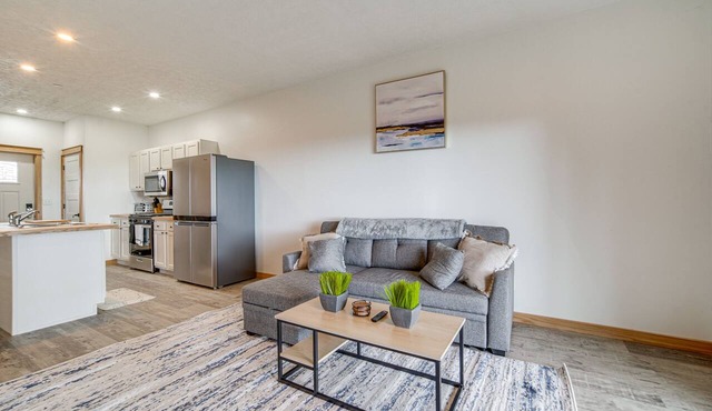 4 Mi to Lake: Golf-View Erie Condo w/Porch