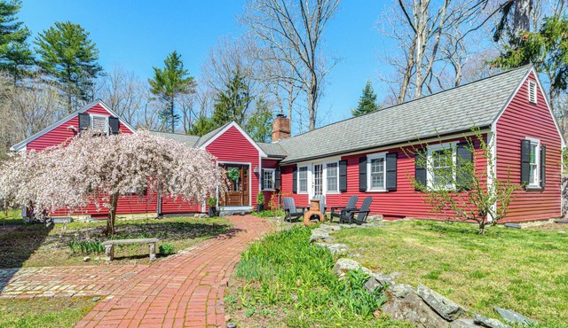 4 Mi to Noannet Pond: Pet-Friendly Home w/Yard