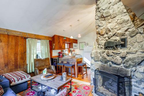 4 Mi to Stratton Mountain Resort! Cabin w/Hot Tub