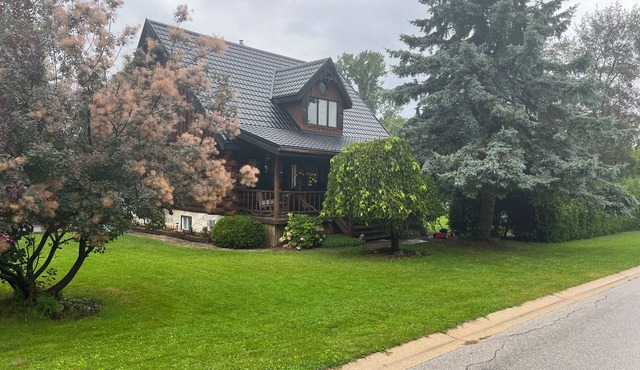 4 Season/4 bedroom Log Home in Southampton. Walking distance to downtown/beach