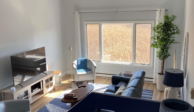 46 by the Sea, steps to private beach & heated pool, 1-mile from Main St., ocean views, AC, & Wi-Fi