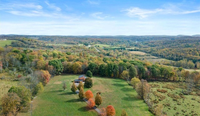 5-Acre Luxe Ski Lodge Sauna, Hot Tub, Playground, Fire pit & Game Room