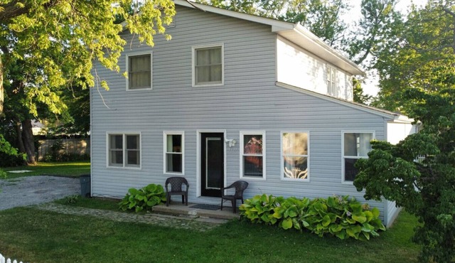 5 Bedroom Lakeside Vacation Rental Home Sleeps 12