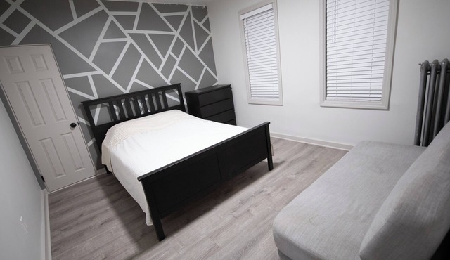 5 min to Airport/7 min to Downtown - 3 bdrm Apt