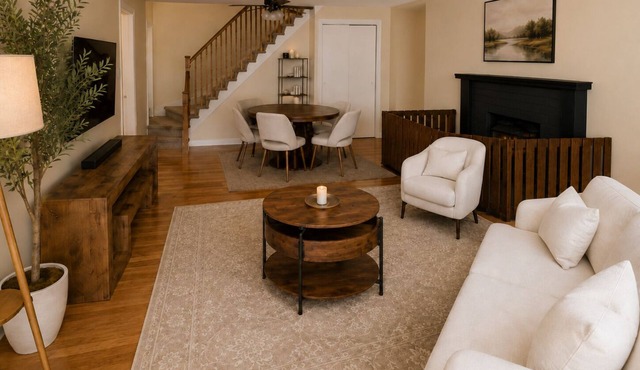5-Min Walk Downtown +Fireplace + Office