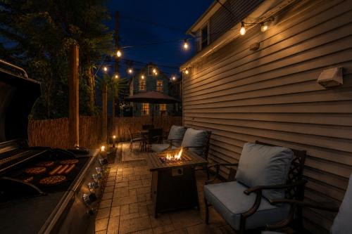 5 min walk to Asbury Park, 4 beach badges, firepit, grill, porch, cool AC