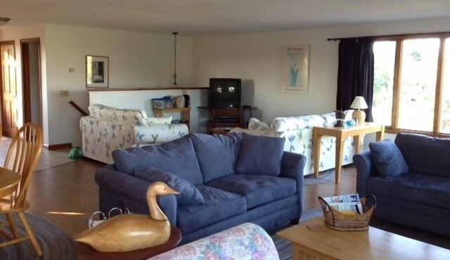 5-minute walk to beach, expansive views of Truro hills