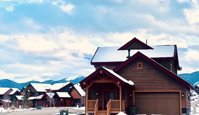 5-Star Mountain View Chalet with Gameroom, Sauna, Fireplace. Central location. in Tabernash