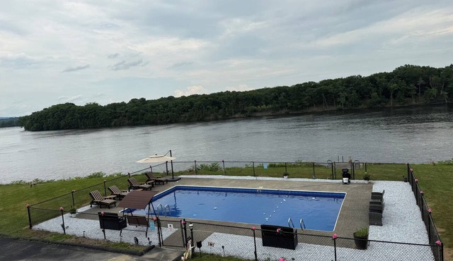 50% OFF SUMMER BY TRACK🏇TOWN🌃WATERFRONT 8 BEDS🏡HEATED POOL🏊‍♀️SAUNA🔥DECK🌊 FISH🐟