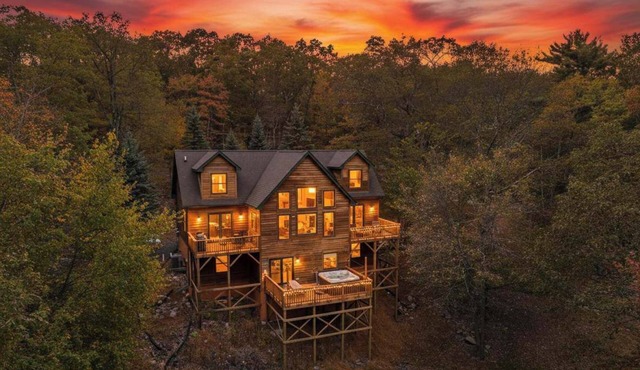 5BR Dog Friendly Poconos Cabin, Lakes, Hot Tub