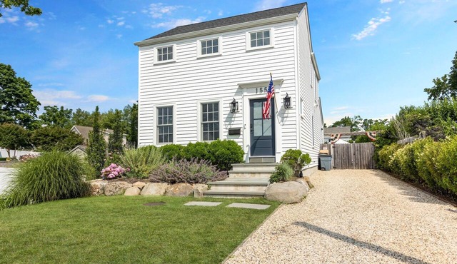 5BR family luxury retreat w/AC, pool in Greenport. Chef's kitchen, private yard