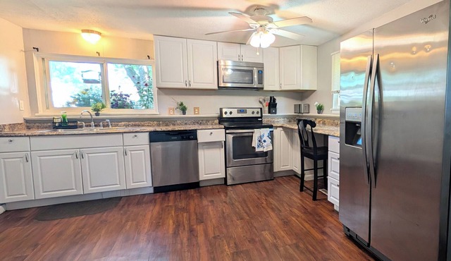 5BR Home Near RIT & U of R Sleeps up to 15